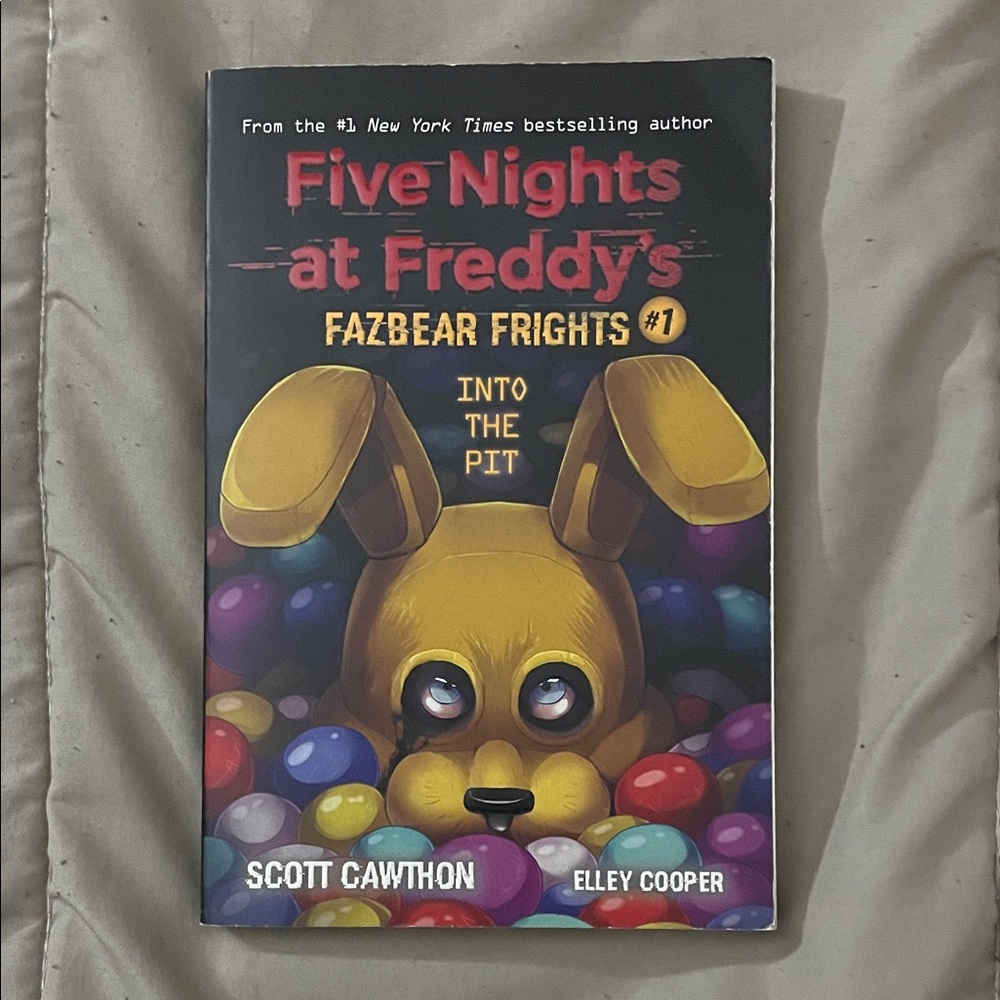 Five Nights at Freddy's Fazbear Frights #1 Into the Pit - Scott Cawthon
